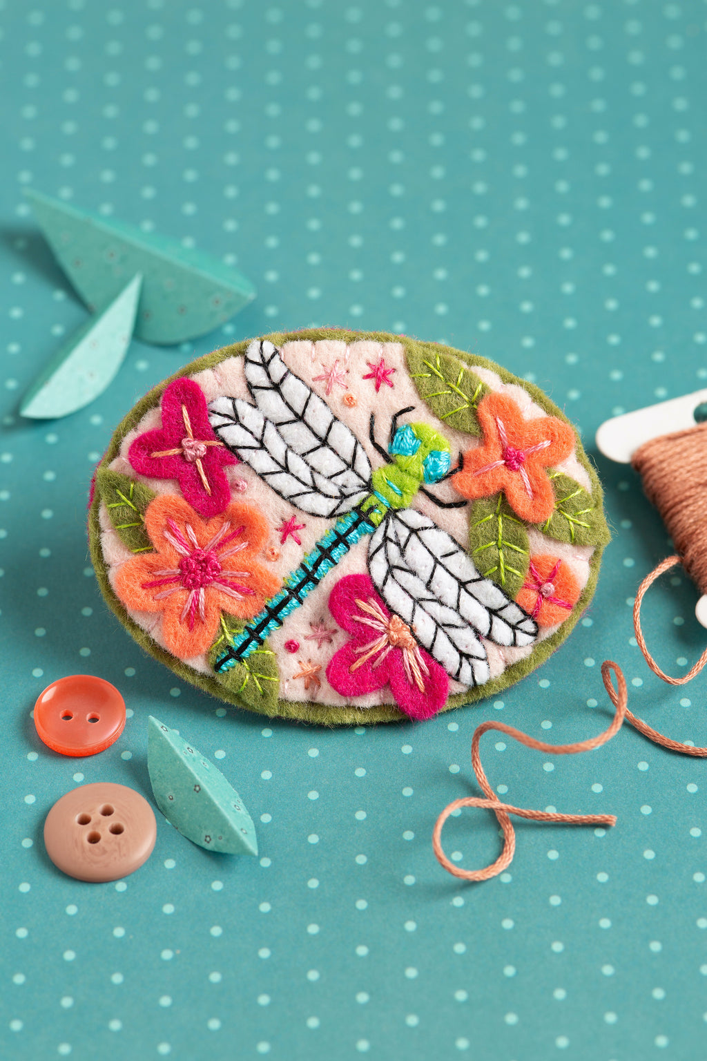 Hawthorn Handmade Dragonfly Felt Craft Brooch Kit for Beginners
