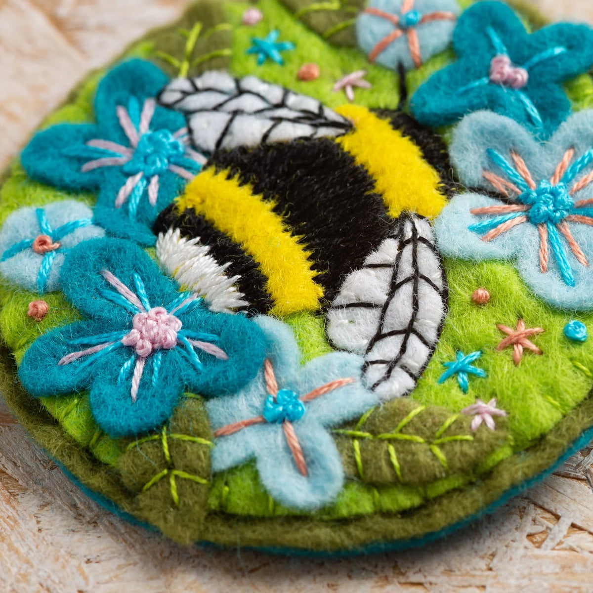 Hawthorn Handmade Bumblebee Felt Craft Brooch Kit for Beginners